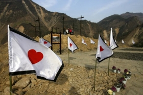 四川地震遗址公园内插满红心旗帜