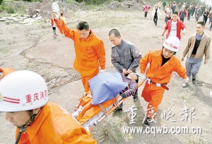 男子坠下十米悬崖被尖竹节穿透腹部(图)