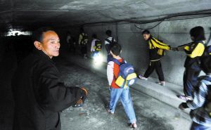 老人提灯守隧道照亮上学路(图)