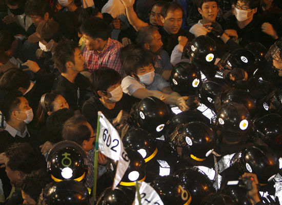 5月24日，悼念卢武铉的民众与警察冲突。