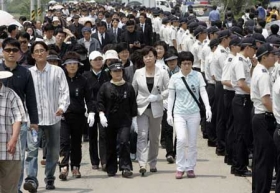 超过30万韩国民众前往卢武铉家乡悼念(图)