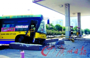 公交车冲进加油站致7名乘客受伤(图)