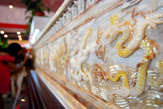 组图：30种贝壳雕出九龙壁在青岛展出