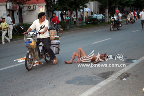 男子裸躺街头被路人误认为尸体报警(图)