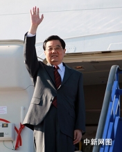 图：胡锦涛抵达萨格勒布 克罗地亚总统接机