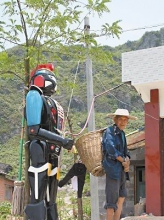 重庆一村民将2米高"变形金刚"当门神(图)