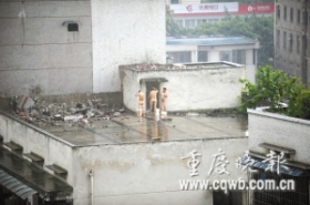 农民工在废弃楼顶洗澡 周围居民成观众(图) 