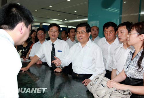 胡锦涛在<a href=//hlj.110.com>黑龙江</a>考察强调保增长保民生(组图)