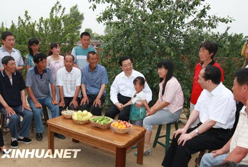 胡锦涛在<a href=//hlj.110.com>黑龙江</a>考察强调保增长保民生(组图)