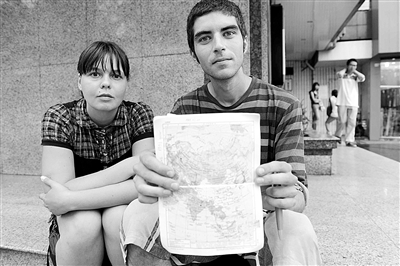 两名俄罗斯人在成都街头乞讨旅游路费(图)