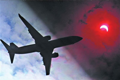 乘客空中争看日食致飞机倾斜(图)