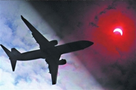 乘客空中争看日食致飞机倾斜(图)