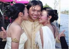 泰国一名男子同时迎娶双胞胎姐妹(图)