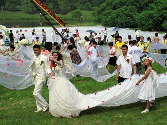 小伙做1984米世界最长婚纱迎娶女友(组图)