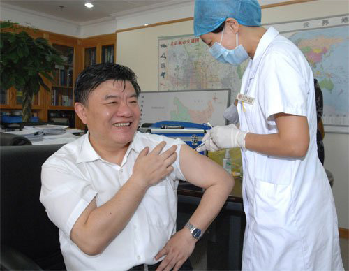 卫生部长陈竺接种第二针甲型流感疫苗
