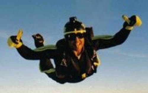 英国摄影师跳伞遇故障急坠600米生还(图)