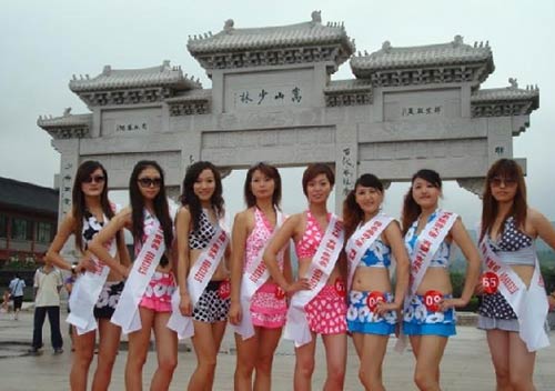 8名泳装女孩少林寺门前走秀引争议(组图)