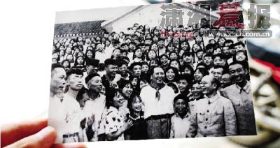 男子花20万寻找与毛主席合影者(图)