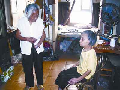 90岁老太摆摊养活72岁瘫痪女儿(图)