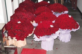大学女生收到万朵玫瑰不敢签收(图)