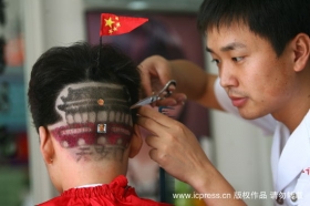 组图：理发师打造“天安门”发型迎国庆
