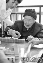 104岁寿星长寿秘诀：爱开玩笑好打麻将
