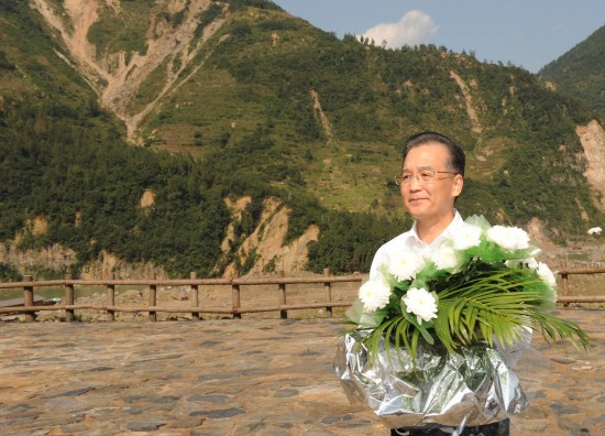 温家宝再赴<a href=//sc.110.com>四川</a>灾区看望民众向遇难者献花(图)