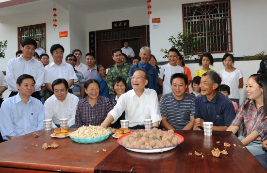 温家宝再赴<a href=//sc.110.com>四川</a>灾区看望民众向遇难者献花(图)