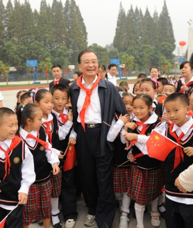 温家宝再赴<a href=//sc.110.com>四川</a>灾区看望民众向遇难者献花(图)