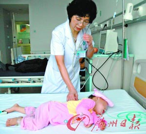 母亲喂饭太快呛倒8个月大女儿