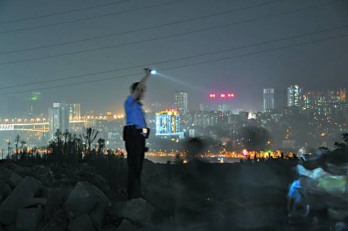 民警手举电筒2小时为行人照路感动网友(图)