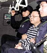 重庆原公安局副局长文强供认强奸少女玩弄明星