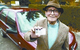 英99岁老翁开车84年从未有罚单