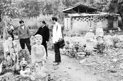 六旬农妇创作50尊石雕雕塑系教授邀其办展览