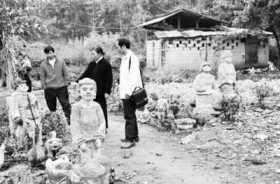 六旬农妇创作50尊石雕 雕塑系教授邀其办展览