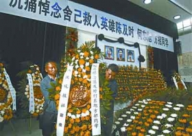 湖北荆州上午将为救人溺亡大学生举行追悼会