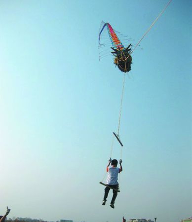 140米长风筝将小学生载离地面2米(图)