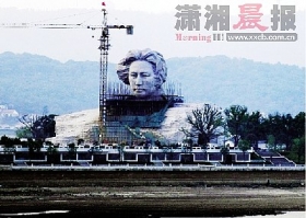 高32米青年毛泽东雕塑亮相湖南橘子洲(组图)