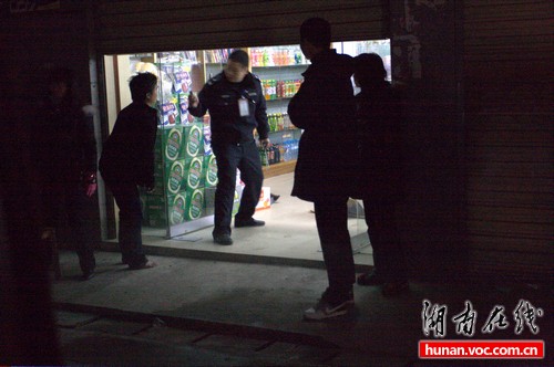 超市老板被两名劫匪割喉致死其妻装晕幸免(图)