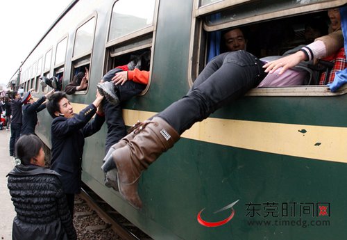 东莞车站站长书记因列车员帮旅客爬窗被免职