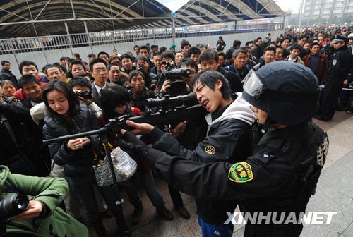组图：成都民众在火车站体验特警狙击枪