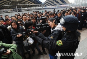 成都民众在火车站体验特警狙击枪