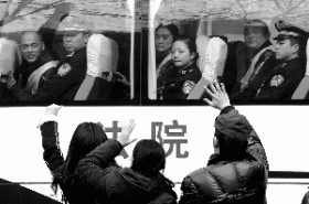 重庆公安局公交总队副队长曾向文强跪表忠心