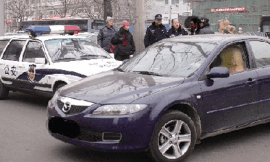 男子驾车拦截警车被拘称警察开车太慢(图)