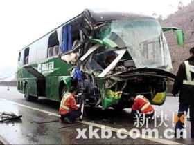 客车追尾平板车1死17伤 乘客砸窗逃生
