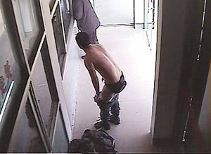 在接受处理时，该男子当众脱裤准备裸奔（监控视频截图）。