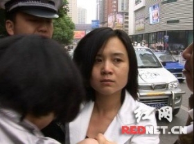 “中华女”当街暴打女记者 连扇多个耳光