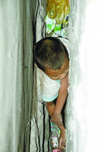 九岁顽童被10厘米宽墙缝卡住 官兵凿壁救人