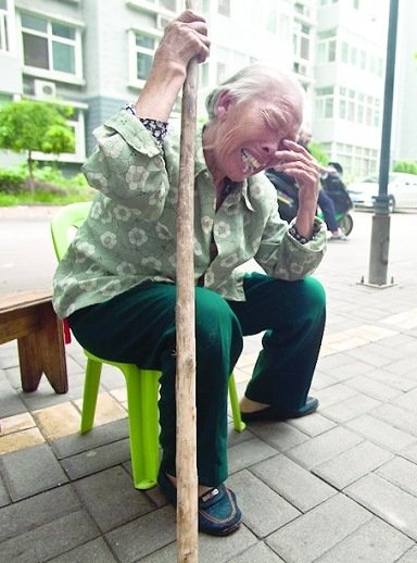 80岁老太因5名儿女不愿赡养含泪搭棚露宿(图)