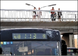 男子从天桥上坠下砸中公交车(组图)